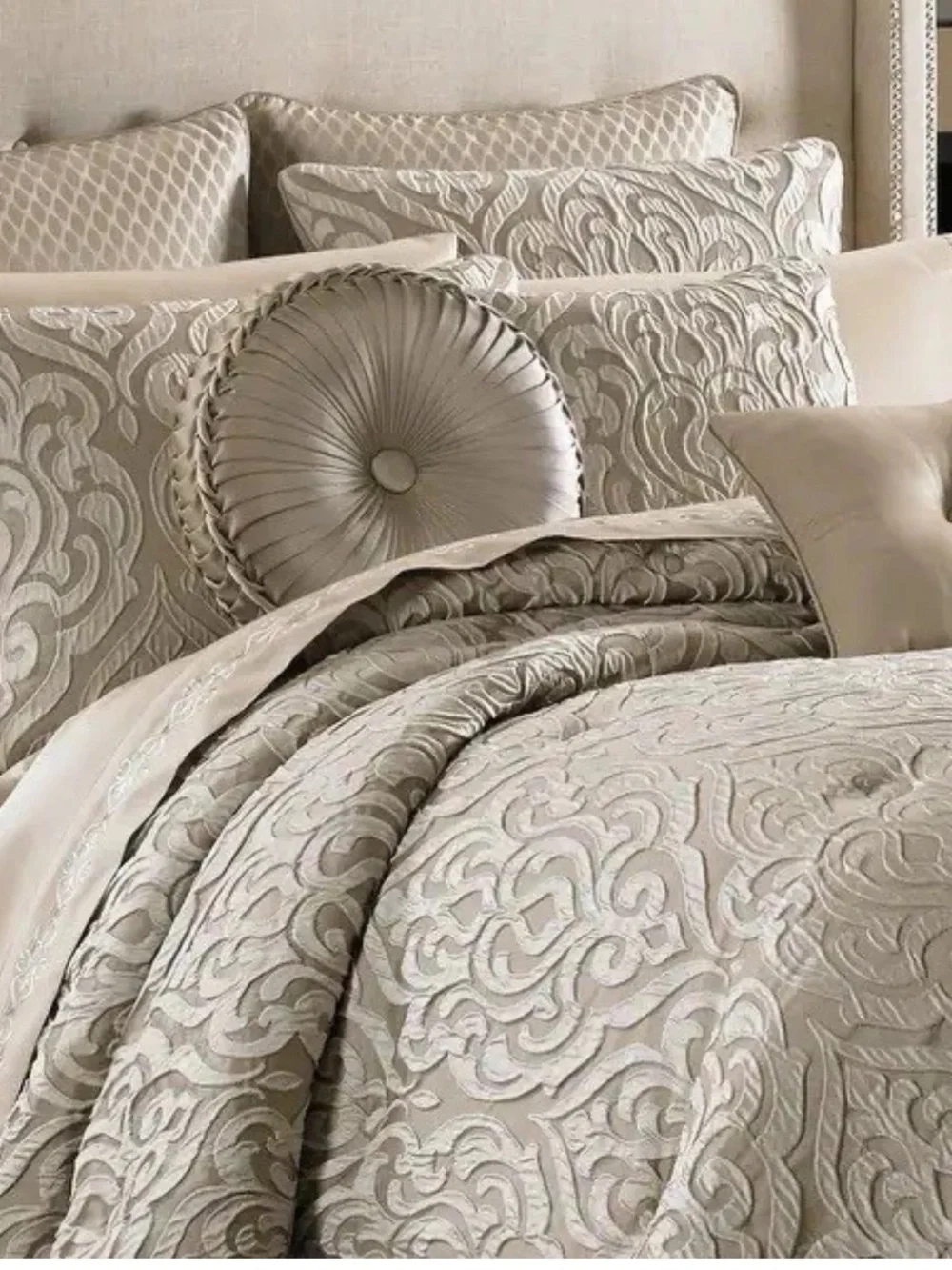 J. Queen New York Astoria Comforter Set - Sz QUEEN  NWT